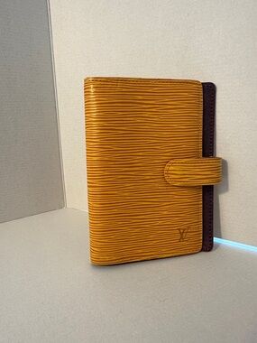 Louis Vuitton Epi Agenda/ Passport cover
Date Code CA 1905
4” x 6” x 1”